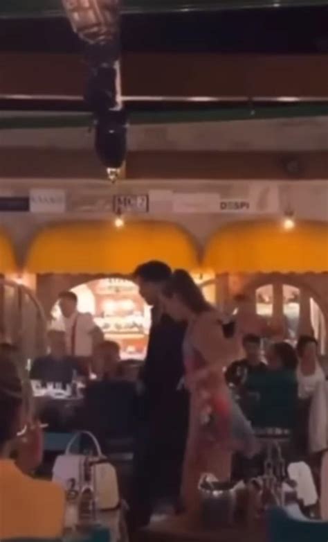 A­f­r­a­ ­S­a­r­a­ç­o­ğ­l­u­ ­v­e­ ­T­a­r­o­ ­E­m­i­r­ ­T­e­k­i­n­­i­n­ ­d­a­n­s­l­a­r­ı­ ­o­l­a­y­ ­o­l­d­u­